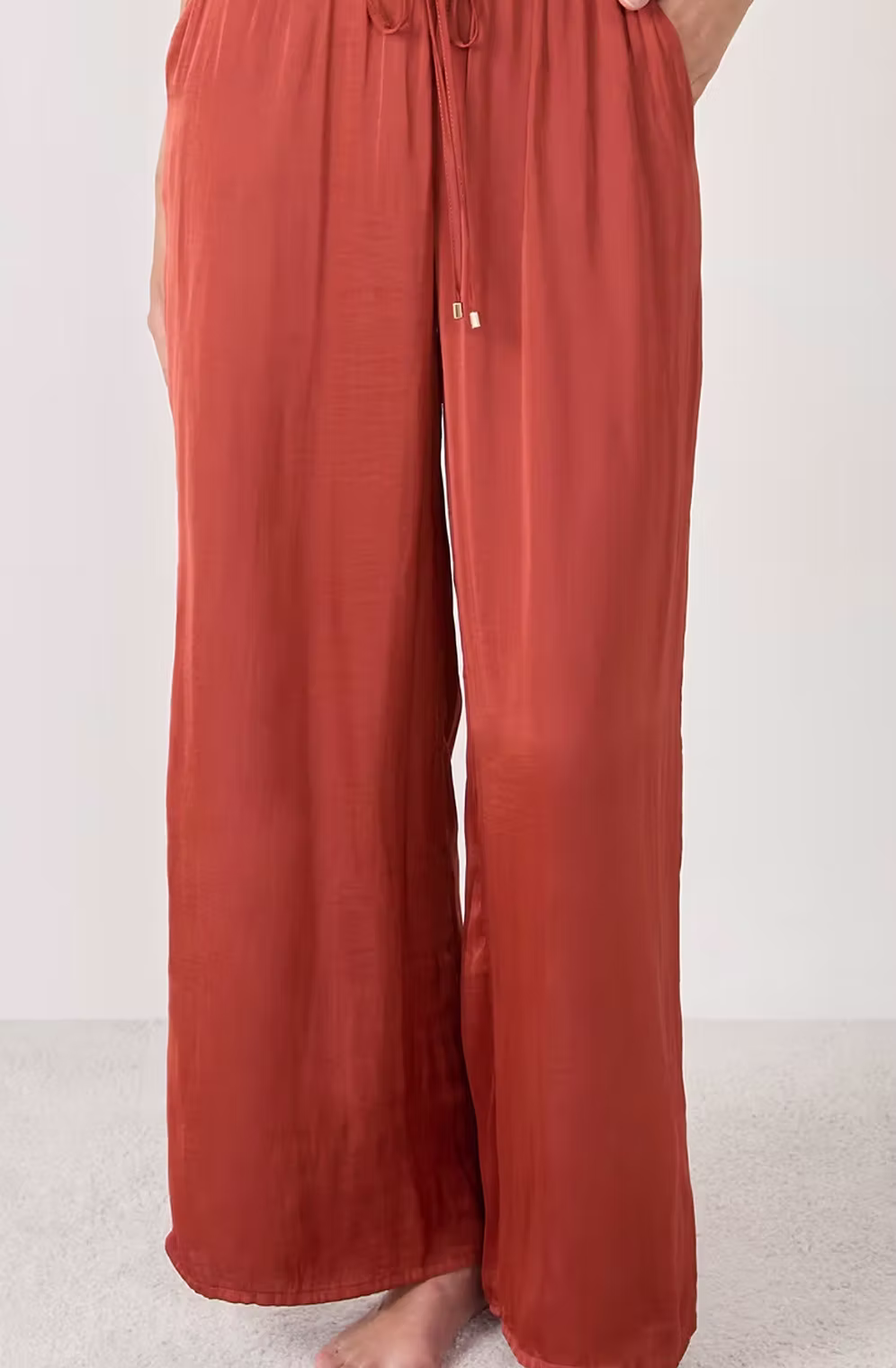 Wide-leg satin pants, Rust.